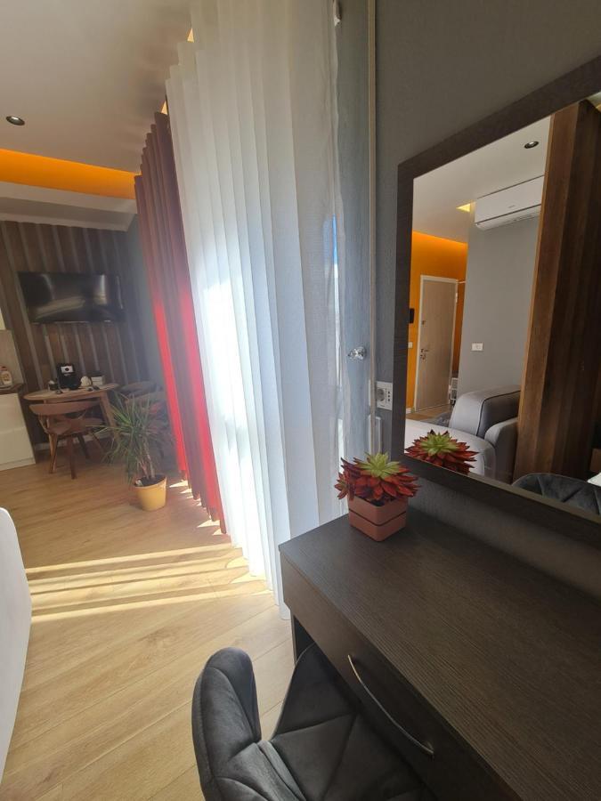 Sunny Apartment - Blloku Tirana, Near Lake Luaran gambar