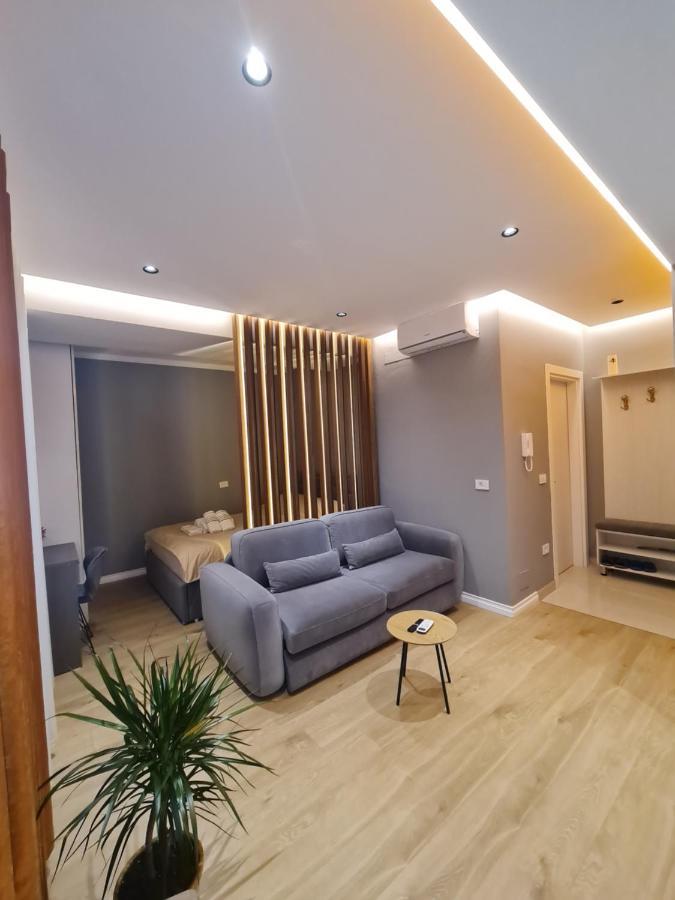 Sunny Apartment - Blloku Tirana, Near Lake Luaran gambar