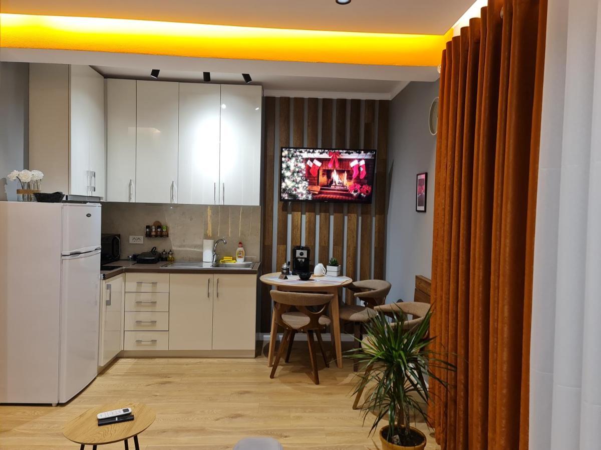 Sunny Apartment - Blloku Tirana, Near Lake Luaran gambar
