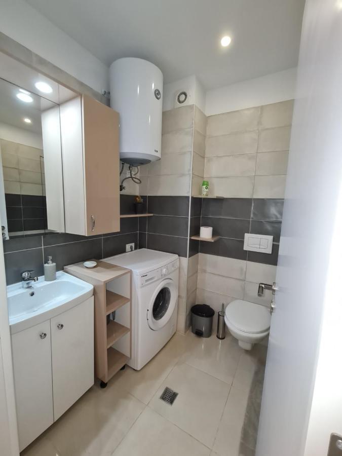 Sunny Apartment - Blloku Tirana, Near Lake Luaran gambar
